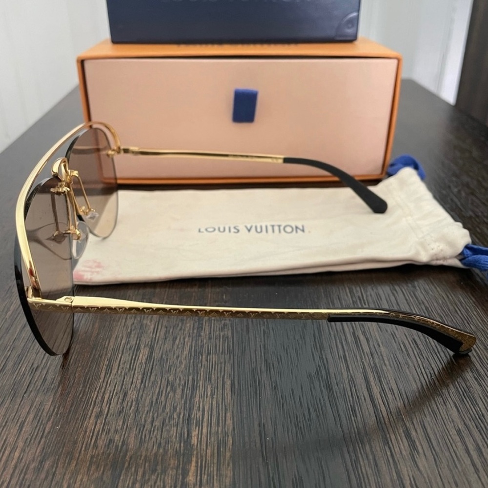 Louis Vuitton glasses comes with box and cloth I lost the receipt 100% Authentic